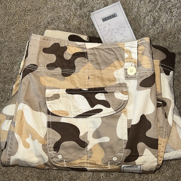 NWT Y2K Low Rise Cropped Camo Pants Bitten Size 18 - Picture 8 of 16